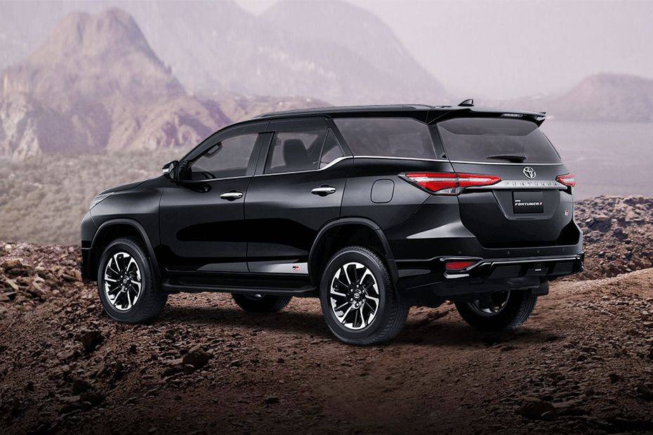 Toyota Fortuner Tampak belakang serong