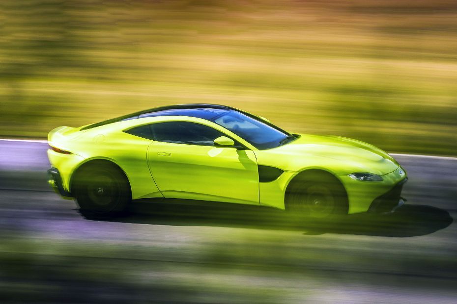 Aston Martin Vantage Tampak kanan 