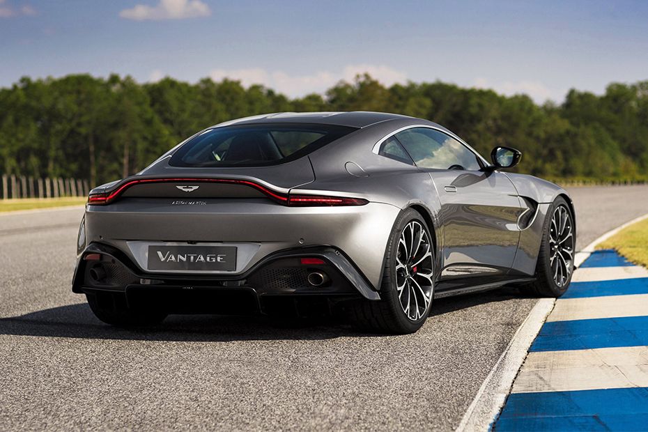 Aston Martin Vantage Tampak belakang