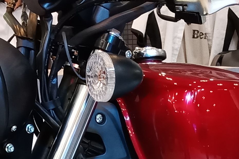 Lampu sein depan samping Benelli Motobi 200 Evo Lampu sein depan samping Benelli Motobi 200 Evo
