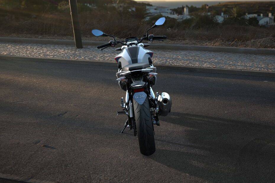 Tampak belakang BMW G 310 R Tampak belakang BMW G 310 R