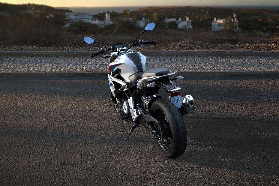 Tampak belakang kanan serong BMW G 310 R Tampak belakang kanan serong BMW G 310 R