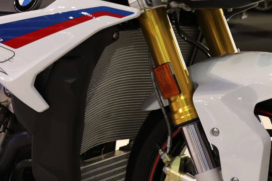 Оклейка мотоцикла пленкой BMW s1000rr