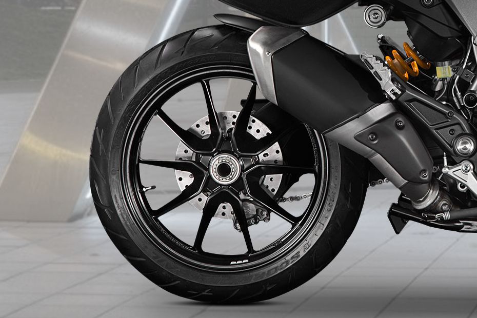 Ducati Hyperstrada ban belakang Ducati Hyperstrada ban belakang