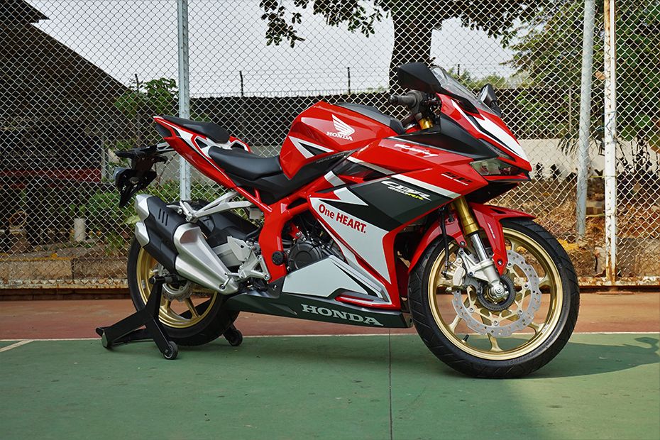 Tampak belakang serong Honda CBR250RR Tampak belakang serong Honda CBR250RR