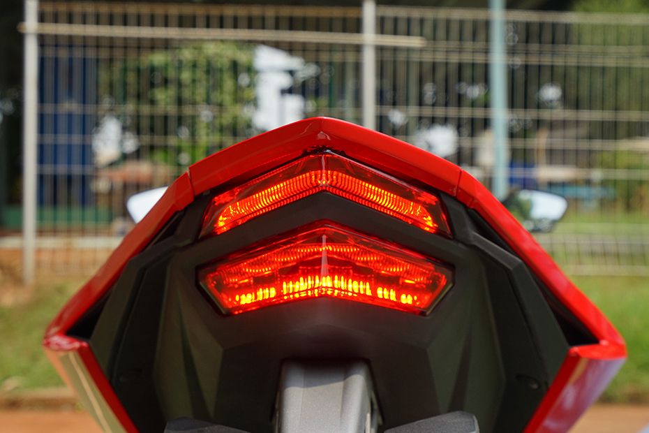 Lampu belakang Honda CBR250RR Lampu belakang Honda CBR250RR