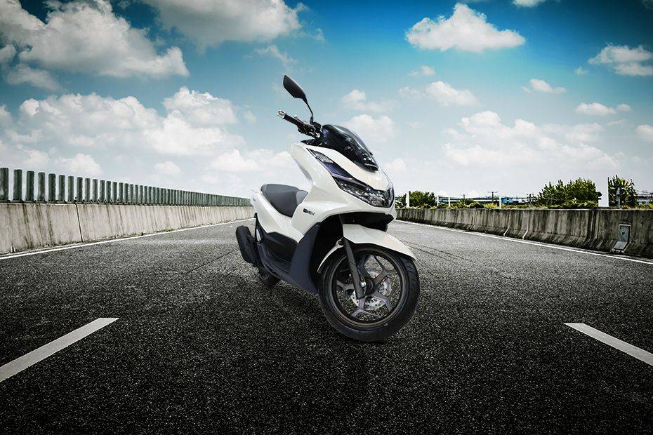Honda PCX eHEV Slant Upfront View Honda PCX eHEV Slant Upfront View