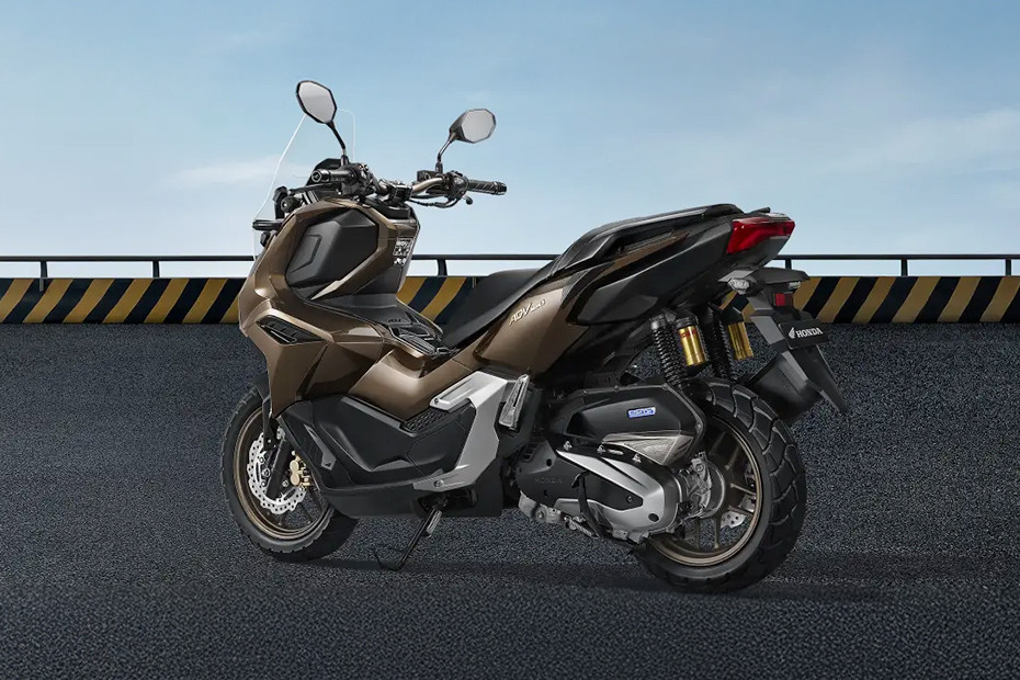 Honda ADV 160 Tampak belakang kanan serong Honda ADV 160 Tampak belakang kanan serong