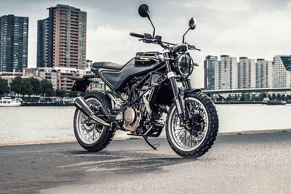 Tampak belakang serong Husqvarna Svartpilen 401 Tampak belakang serong Husqvarna Svartpilen 401