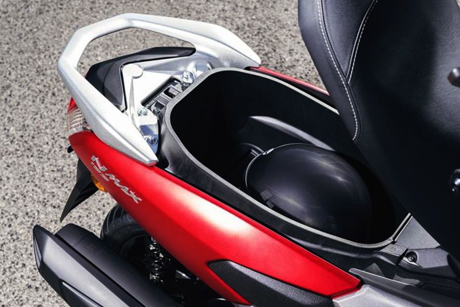 Tampak samping ruang bagasi Yamaha Nmax (2015-2017) Tampak samping ruang bagasi Yamaha Nmax (2015-2017)