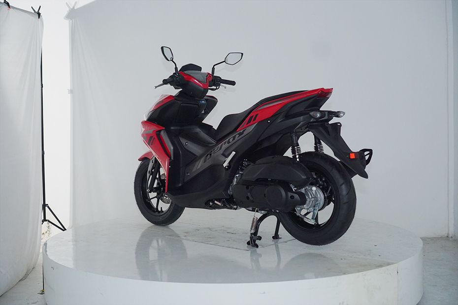 Tampak belakang kanan serong Yamaha Aerox 155VVA Tampak belakang kanan serong Yamaha Aerox 155VVA