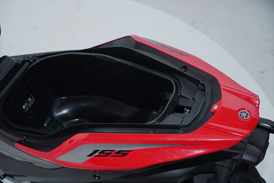 Tampak samping ruang bagasi Yamaha Aerox Connected Tampak samping ruang bagasi Yamaha Aerox Connected