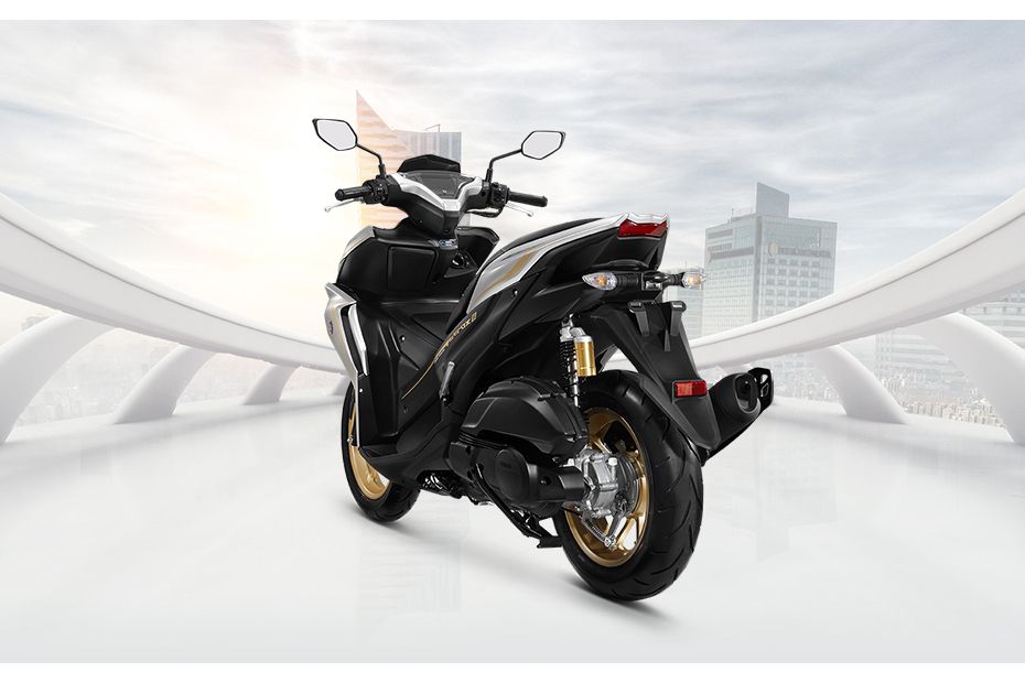 Tampak belakang kanan serong Yamaha Aerox Connected Tampak belakang kanan serong Yamaha Aerox Connected