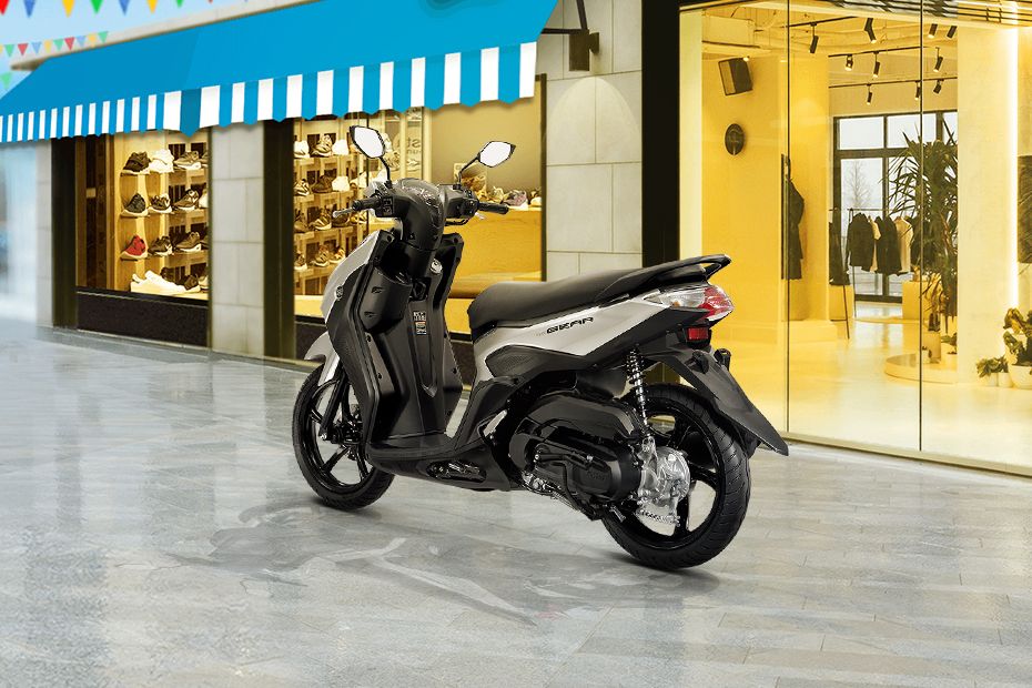 Tampak belakang kanan serong Yamaha Gear 125 Tampak belakang kanan serong Yamaha Gear 125