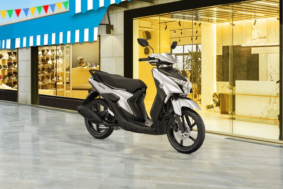 Tampak belakang serong Yamaha Gear 125 Tampak belakang serong Yamaha Gear 125