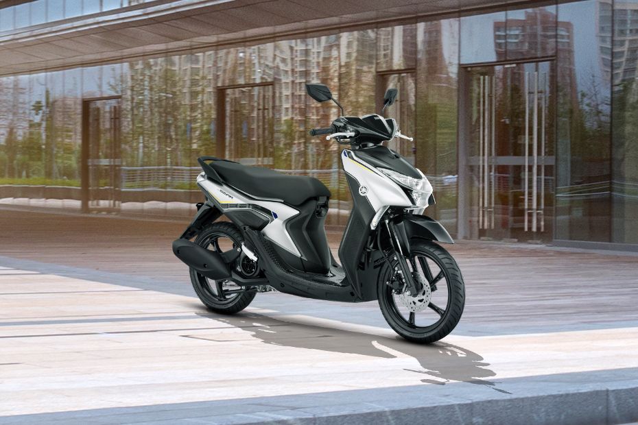 Tampak belakang serong Yamaha Gear 125 Tampak belakang serong Yamaha Gear 125