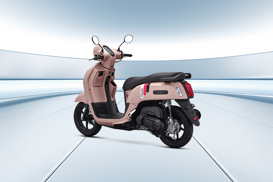 Tampak belakang kanan serong Yamaha Fazzio Tampak belakang kanan serong Yamaha Fazzio