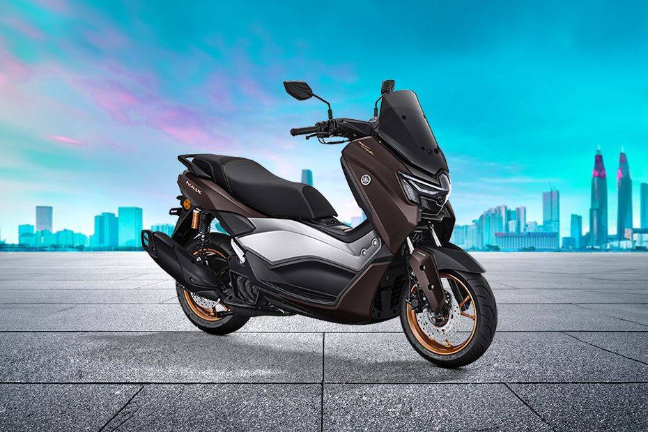 Yamaha Nmax Turbo Tampak belakang serong