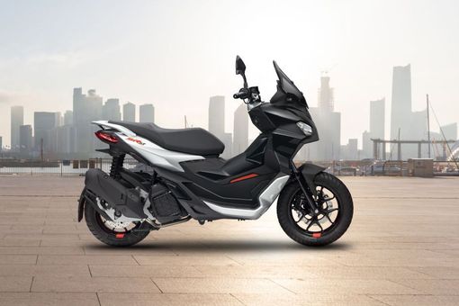 Aprilia SR-GT 200 varian flagship warna hitam