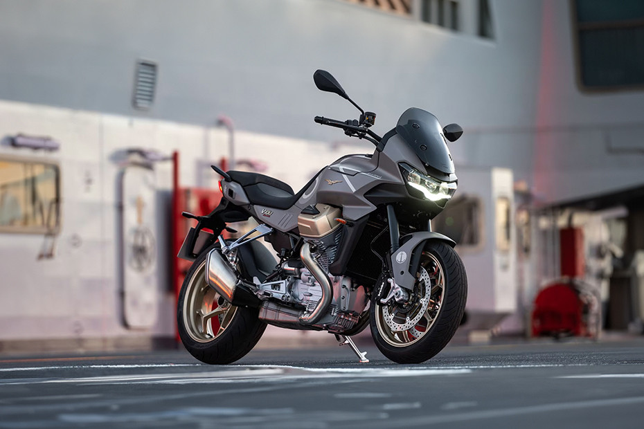 Tampak belakang serong Moto Guzzi V100 Mandello