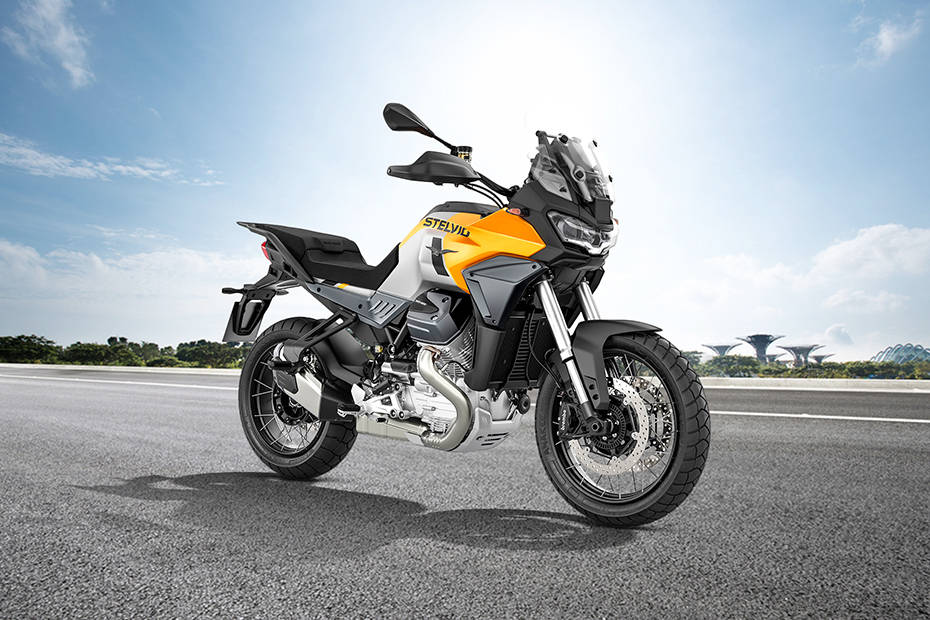 Tampak belakang serong Moto Guzzi Stelvio Tampak belakang serong Moto Guzzi Stelvio