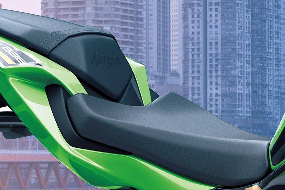Kawasaki Ninja ZX-6R ABS Rider Seat View Kawasaki Ninja ZX-6R ABS Rider Seat View