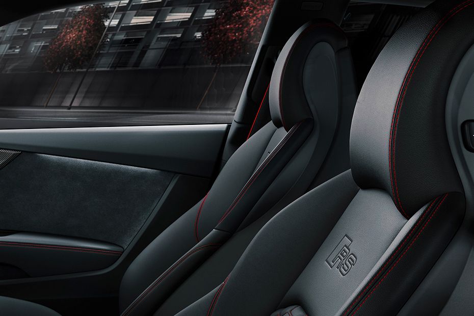 Audi RS5 Head rese kursi depan