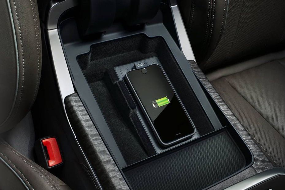 Audi Q8 Power Accessories Outlet View