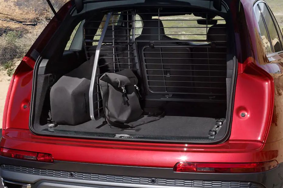 Audi Q7 Tampak bagasi terbuka