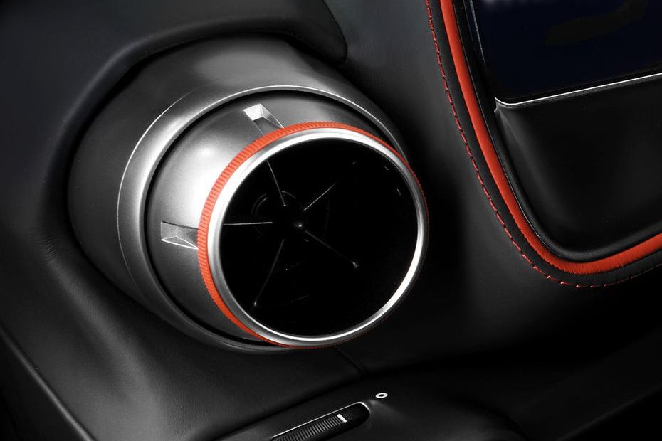 Ventilasi AC depan 812 Superfast