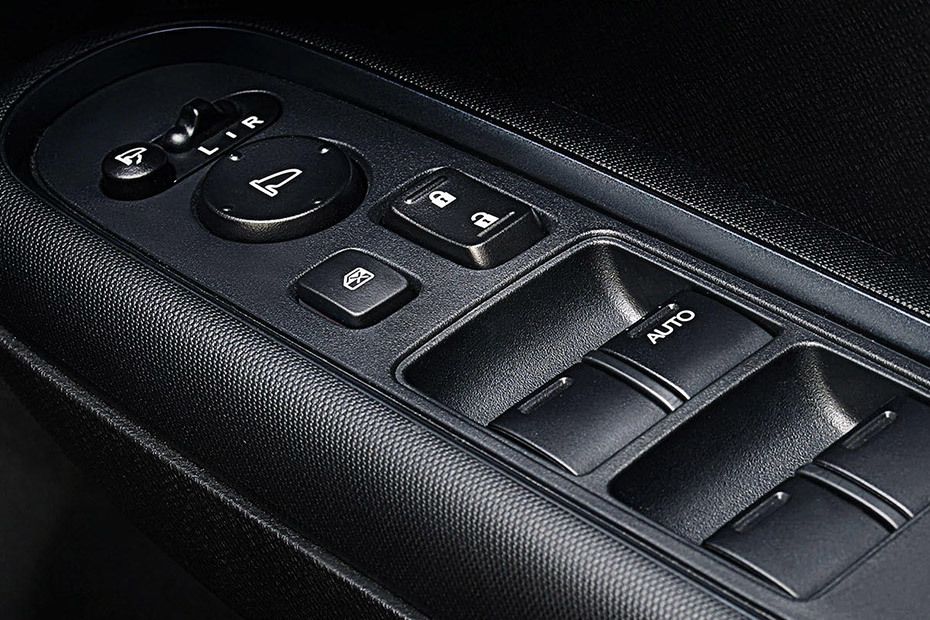 Pengendali di pintu sisi pengemudi Brio (2016-2018)