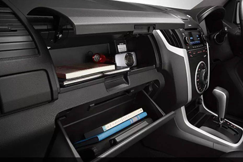 Glove box terbuka Isuzu D Max (2016-2021) Glove box terbuka Isuzu D Max (2016-2021)