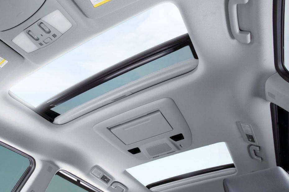 Nissan Elgrand Images - Check Interior & Exterior Photos | OtO