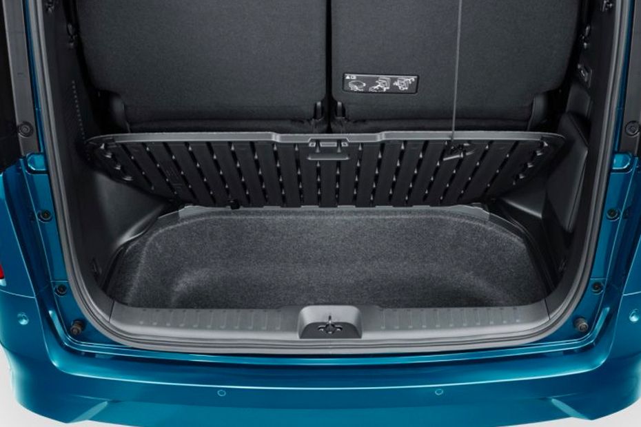 Nissan Serena e-Power Trunk Open Closer View Nissan Serena e-Power Trunk Open Closer View