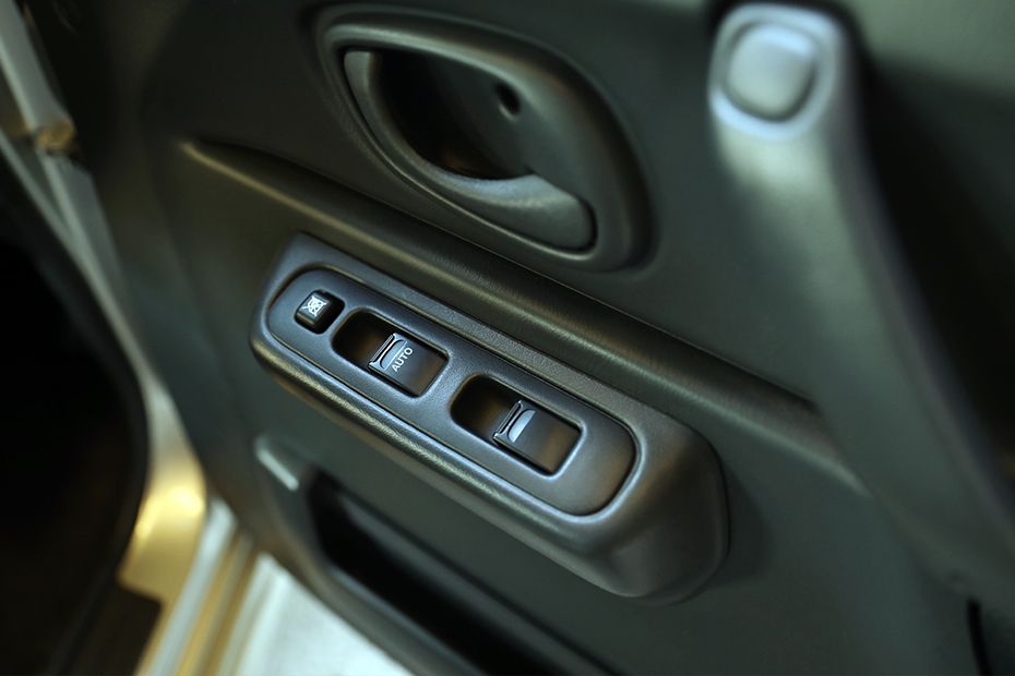 Pengendali di pintu sisi pengemudi Jimny (2017-2018) Pengendali di pintu sisi pengemudi Jimny (2017-2018)
