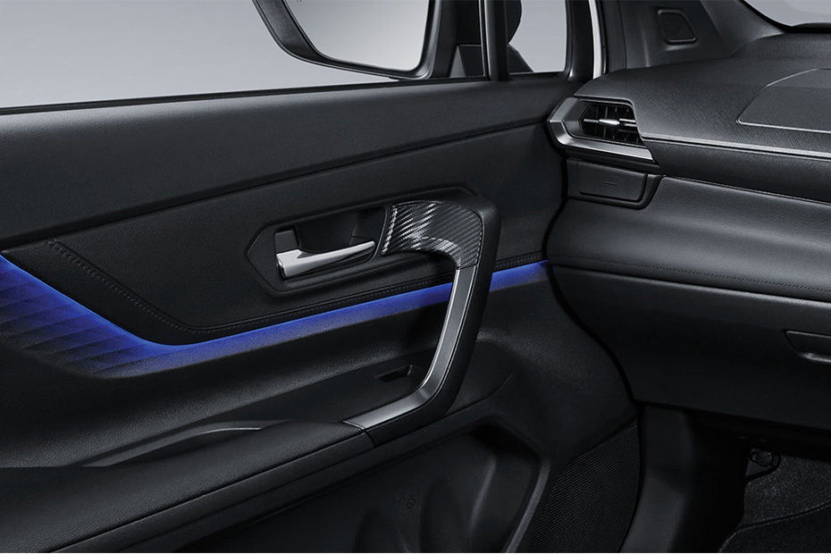 Handle pintu dalam Toyota Veloz Hybrid EV
