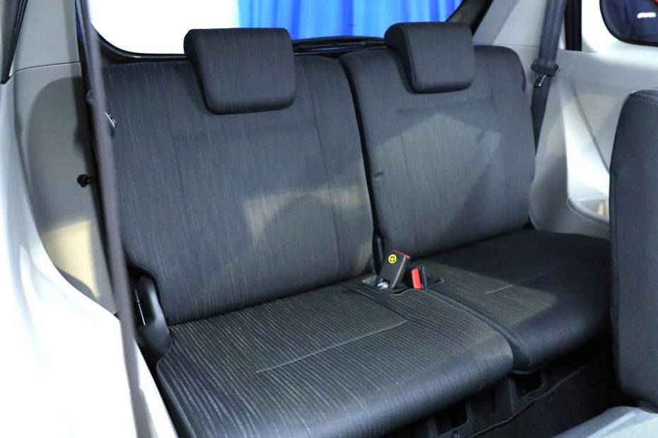 Kursi belakang Daihatsu Grand Xenia