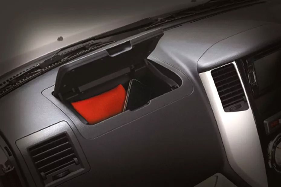 Daihatsu Luxio Glove box terbuka