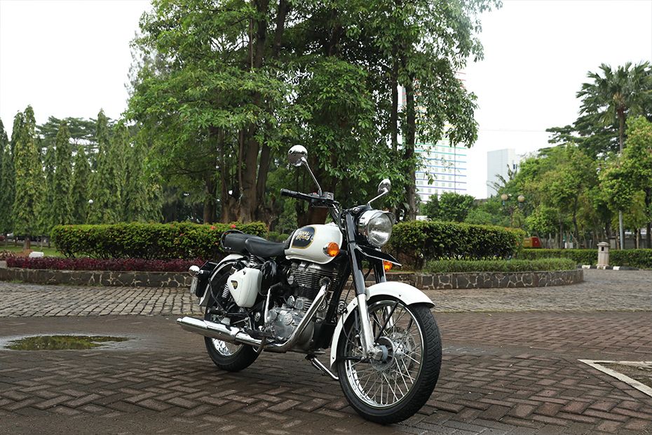 Royal Enfield Classic 350 Slant Rear View Full Image Royal Enfield Classic 350 Slant Rear View Full Image