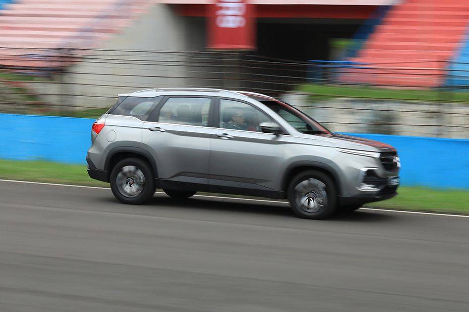 Tampak depan medium Wuling Almaz Tampak depan medium Wuling Almaz