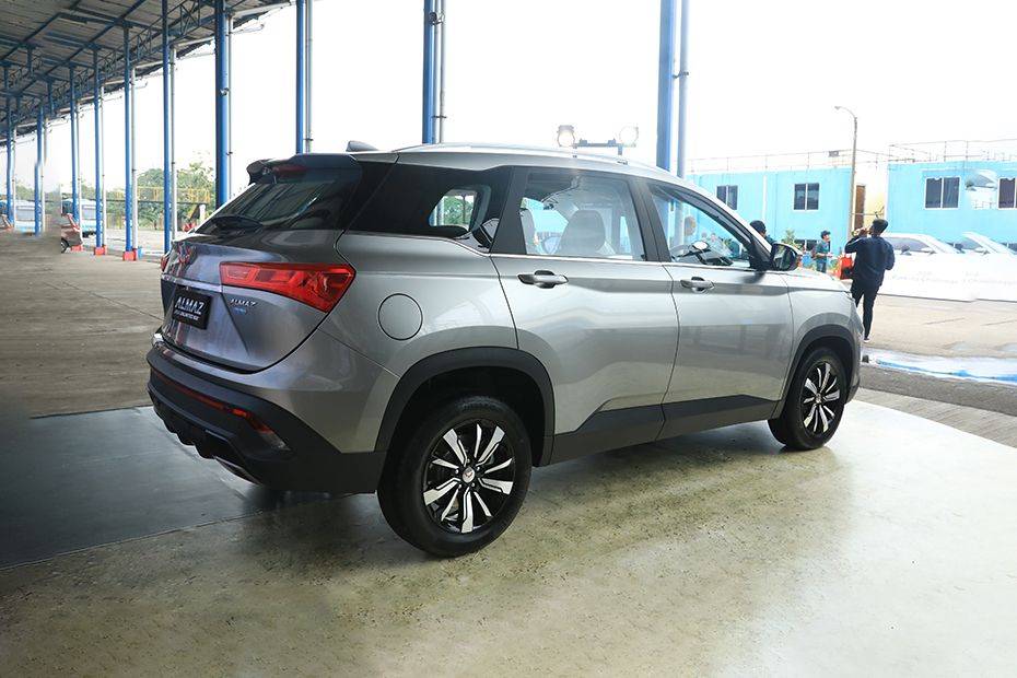 Tampak belakang sisi tengah Wuling Almaz Tampak belakang sisi tengah Wuling Almaz