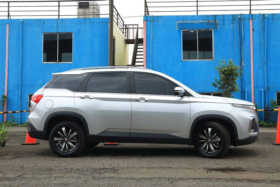 Samping kanan Wuling Almaz Samping kanan Wuling Almaz