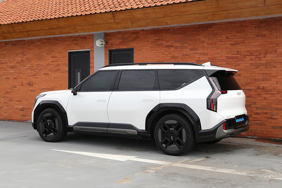 Tampak belakang serong EV9