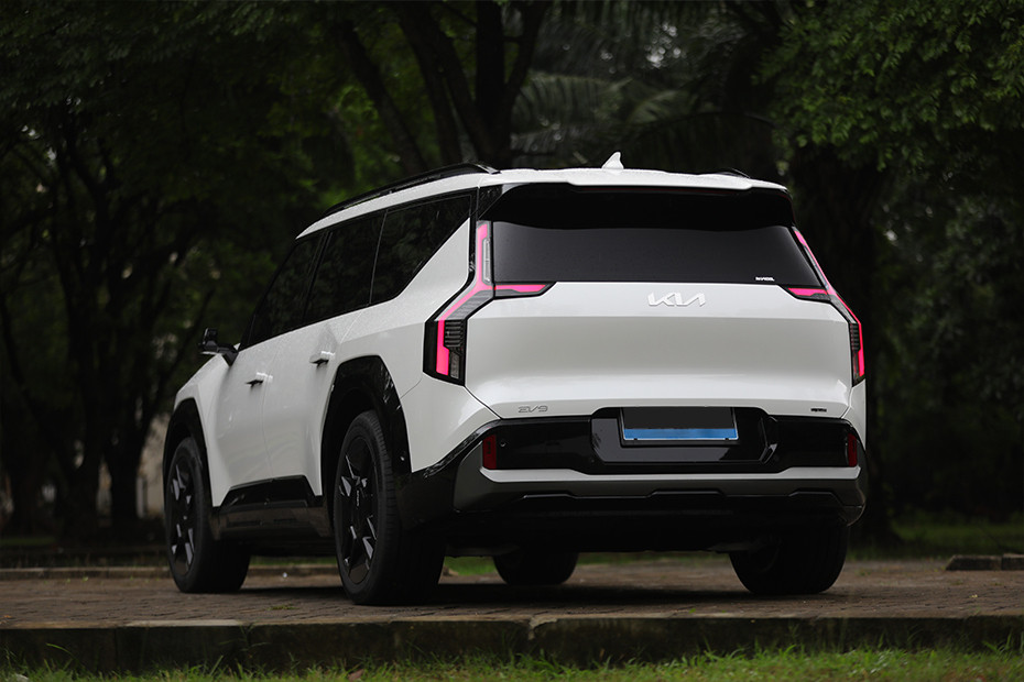 Tampak belakang tengah EV9