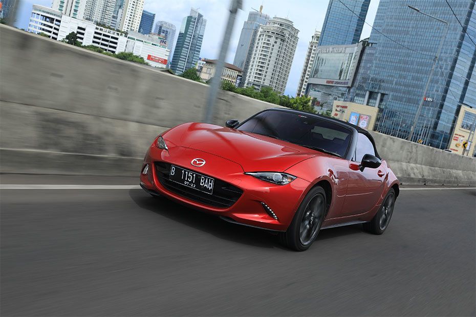 Tampak depan MX 5 RF, sudut rendah Tampak depan MX 5 RF, sudut rendah