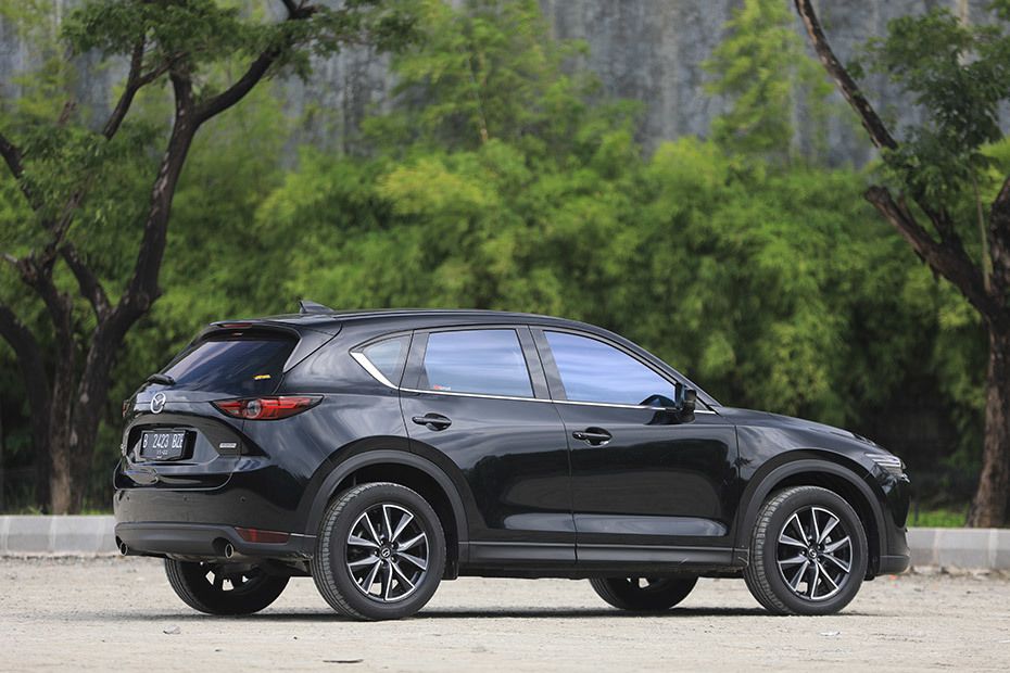 Tampak kanan Mazda CX 5 Tampak kanan Mazda CX 5