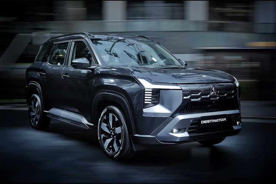 Tampak depan medium Mitsubishi Destinator