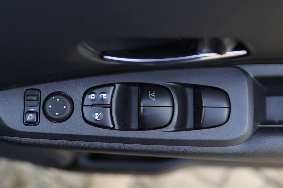 Pengendali di pintu sisi pengemudi Kicks e-Power Pengendali di pintu sisi pengemudi Kicks e-Power