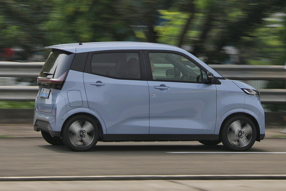 Tampak kanan Nissan Sakura