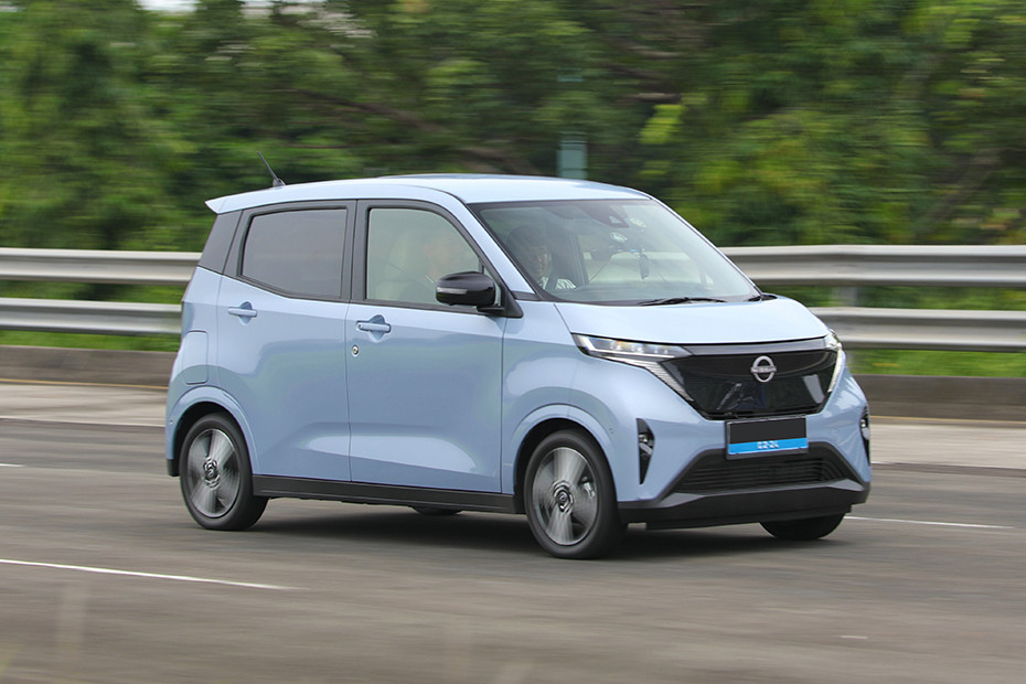 Nissan Sakura Front Cross Side View